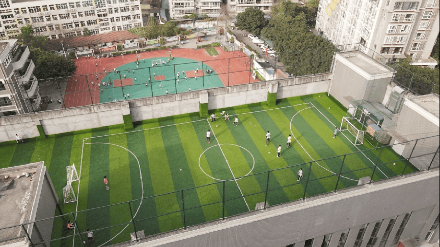 海豚体育官网向天借地向上生长 成都市七中育才学校学道分校楼顶运动场景再上新(图1)