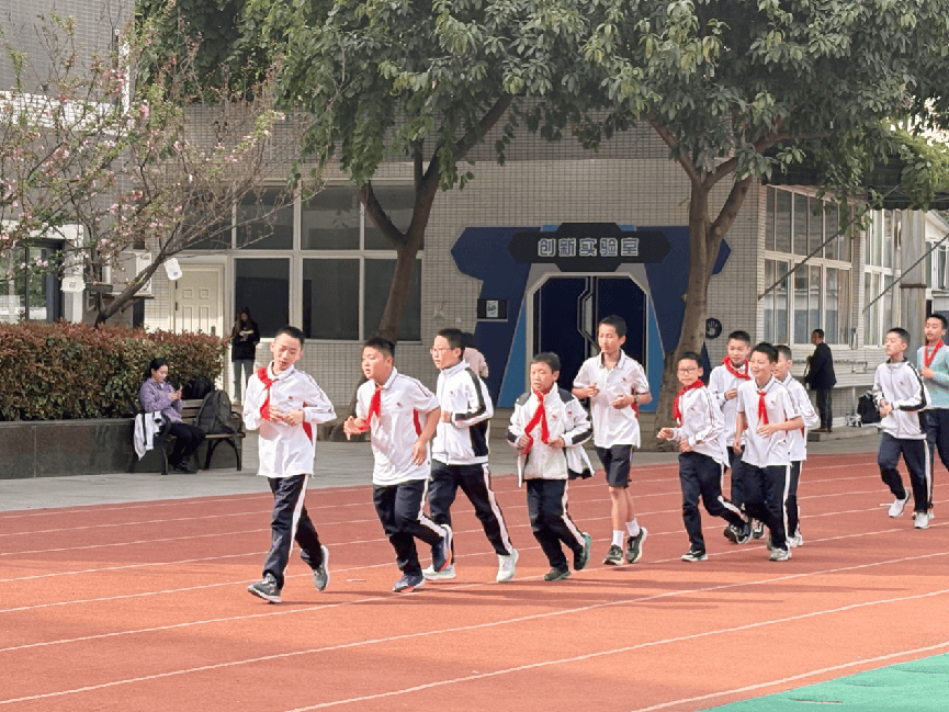 海豚体育官网向天借地向上生长 成都市七中育才学校学道分校楼顶运动场景再上新(图4)