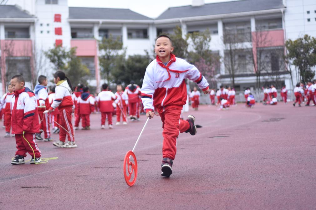 海豚体育下载“让孩子们动起来玩起来笑”——代表委员热议青少年运动锻炼(图1)