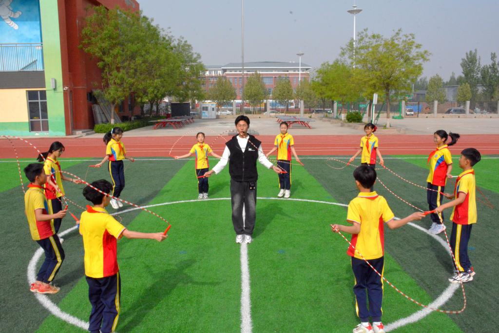中小学生每海豚体育平台天在校运动时间如何达到2小时？(图3)